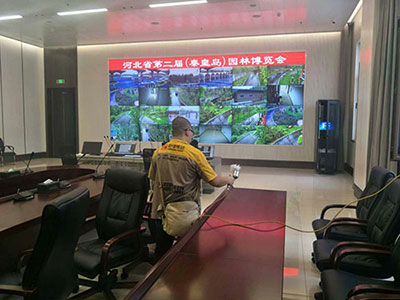 乾港集團的施工師傅們正在進(jìn)行除甲醛施工