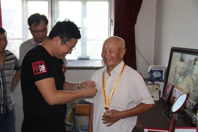 乾港愛(ài)心團看望老兵