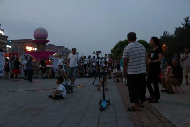 “百場(chǎng)電影進(jìn)社區”大型公益活動(dòng)