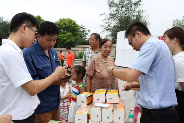 附近居民對集團項目進(jìn)行咨詢(xún)