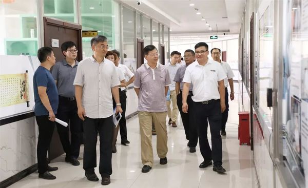 海港區政府領(lǐng)導參觀(guān)乾港集團