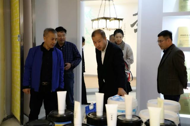 總工會(huì )領(lǐng)導蒞臨乾港