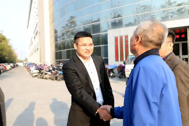 總工會(huì )領(lǐng)導蒞臨乾港