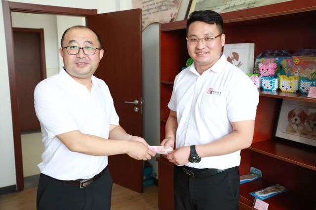 董事長(cháng)安俊峰以個(gè)人名義向學(xué)校捐贈